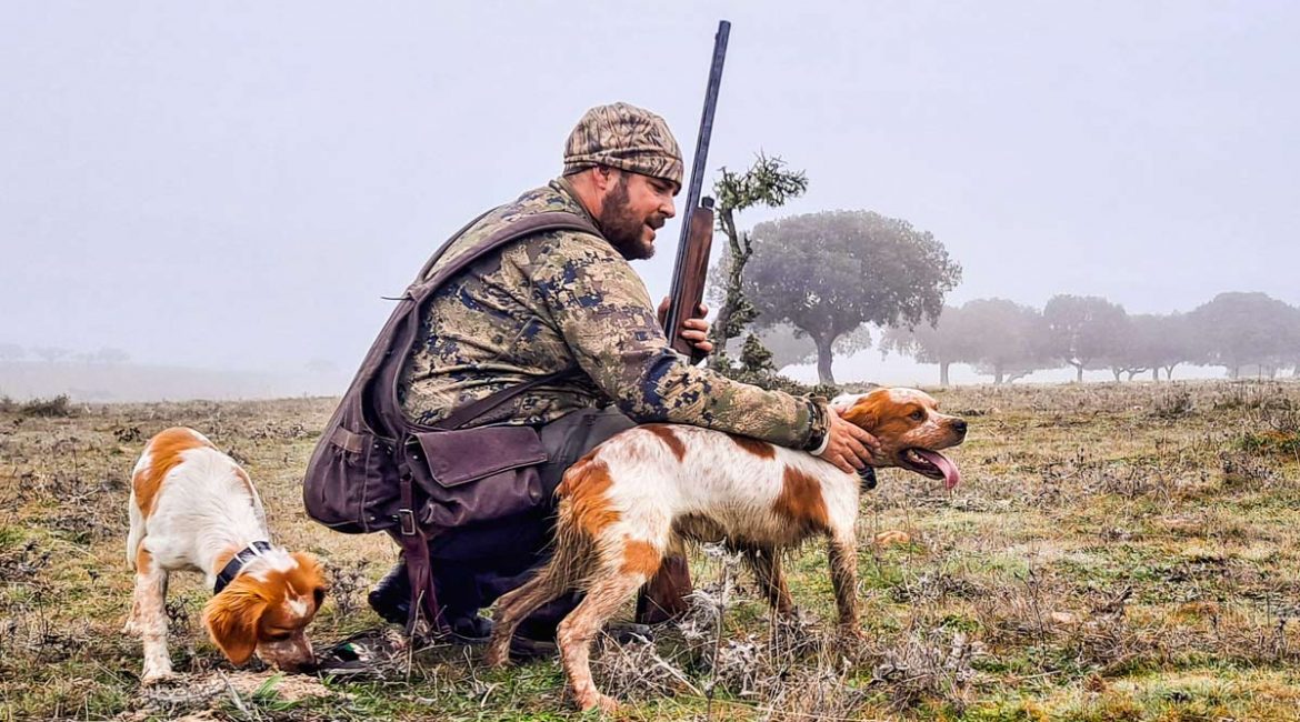 Un cazador junto a sus perros. © Jara y Sedal