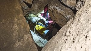 Cazadores y espeleólogos rescatan a dos podencos que cayeron a una sima de 35 metros en Córdoba