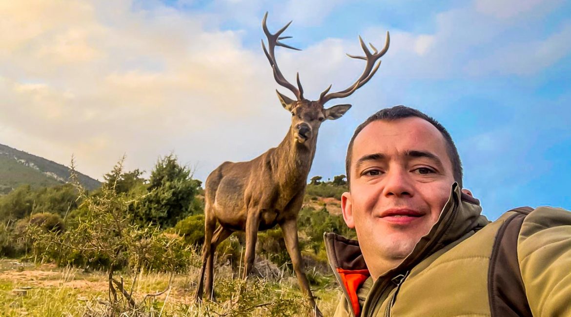 Un guarda rural de Toledo se hace amigo de ‘Sonrisas’, un ciervo que no permite cazar a nadie