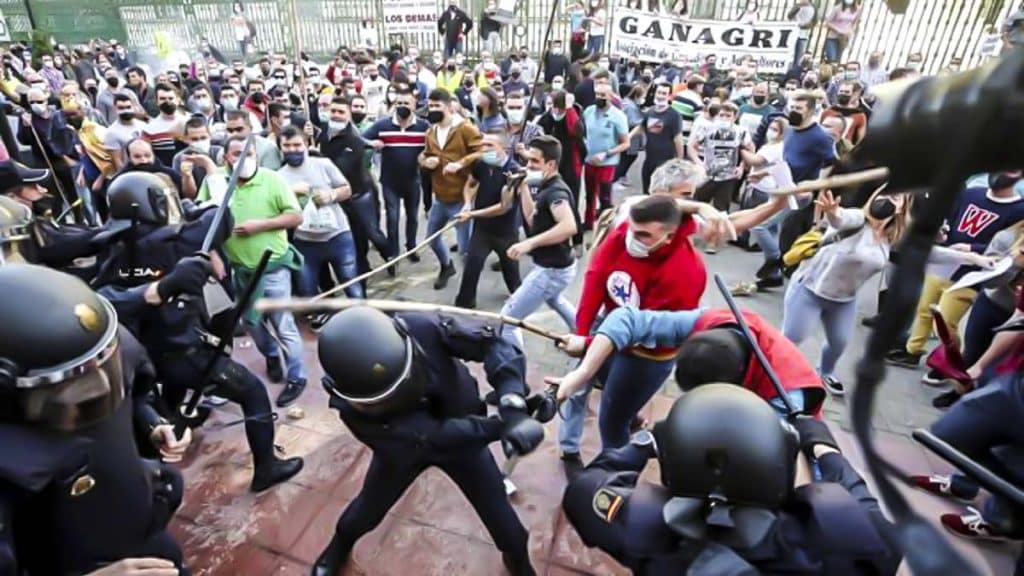 ganaderos y Policía enfrentamiento protesta Oviedo