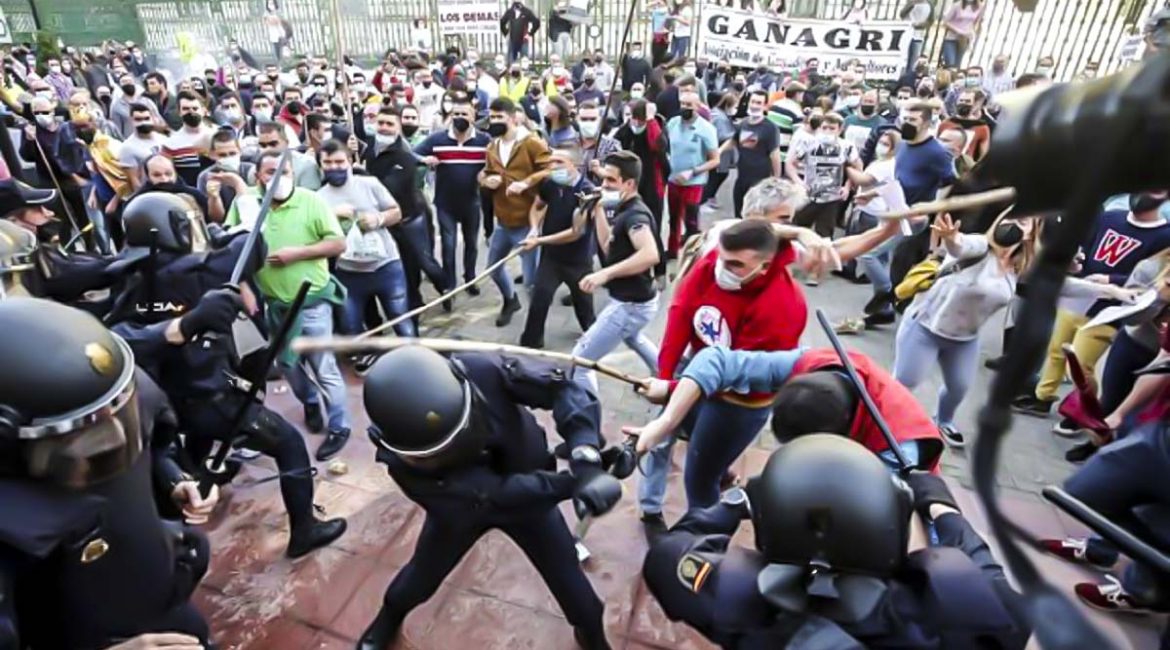 Ganaderos y Policía, a palos en la protesta de la España Vaciada en Oviedo