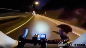 Un ciclista se estrella contra un jabalí mientras su cámara lo graba todo