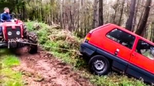 Dos gallegos intentan rescatar a un Seat Panda con un tractor, pero todo acaba en desastre