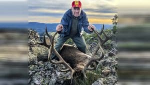 Un cazador de 75 años abate un viejo ciervo de 20 puntas en Badajoz