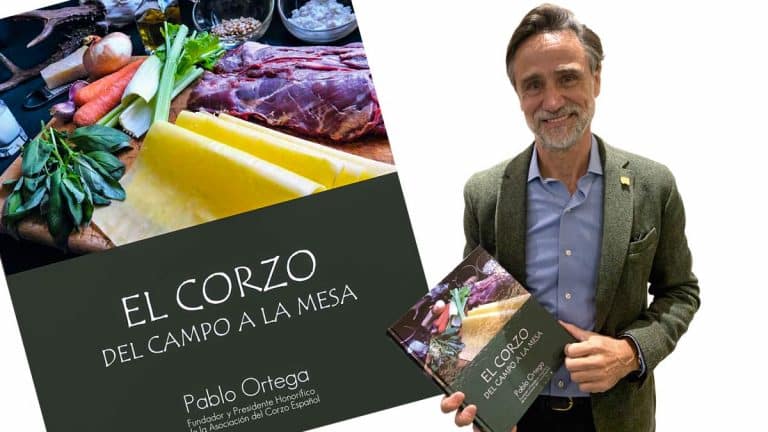 Pablo Ortega, con su nuevo libro. © Carlos Vignau