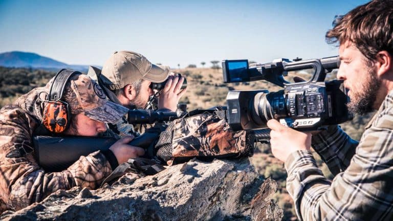 El equipo de la revista Jara y Sedal, durante el rodaje de un documental de caza.