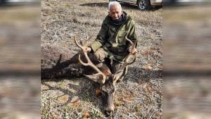 Caza su primer ciervo a los 85 años en una montería de Zaragoza
