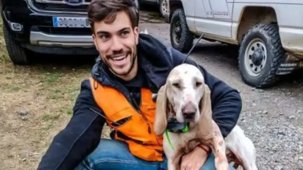 El joven, con el jabalí.