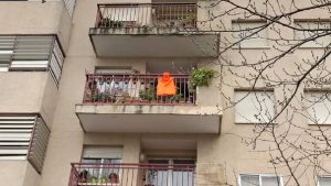 Una iniciativa en redes sociales anima a los cazadores a colgar prendas naranjas de sus balcones