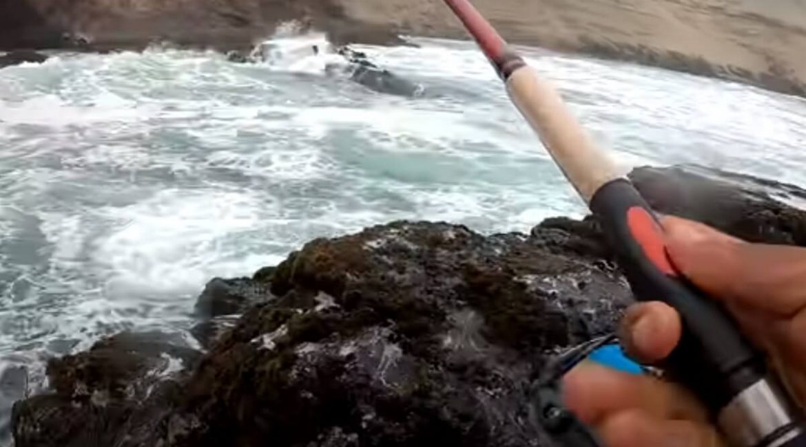 Pesca extrema en el mar: spinning desde rocas con señuelos blandos