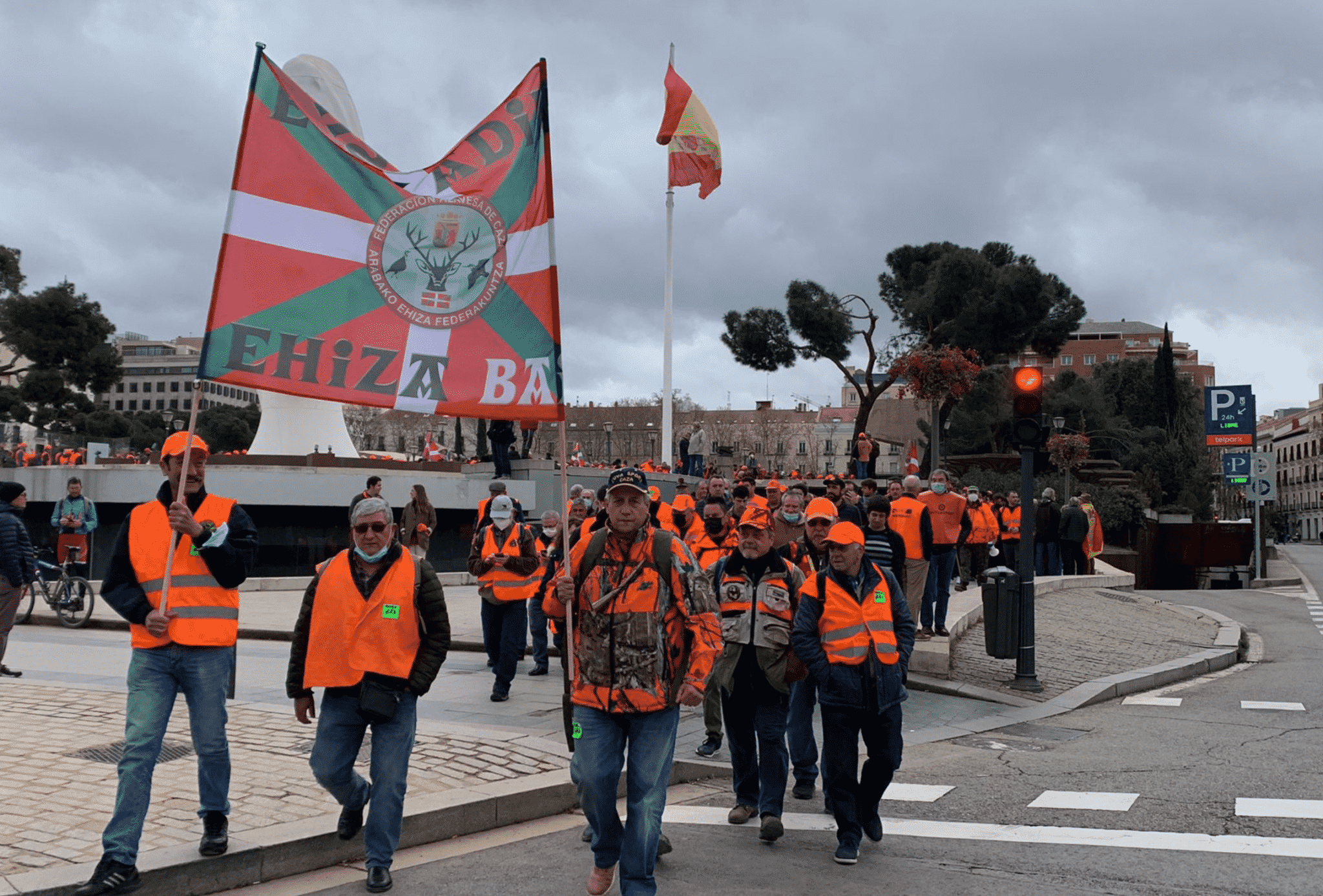 Manifestación en defensa del mundo rural y la caza, en directo | Miles ...