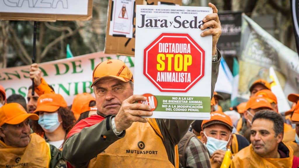 Manifestantes pidiendo la retirada del Anteproyecto de Ley de Bienestar Animal el pasado 20 de marzo en Madrid.