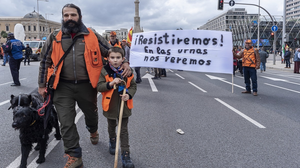 La marea naranja de cazadores avisa a PSOE y UP tras aprobar sus leyes animalistas: «Nos veremos en las urnas»