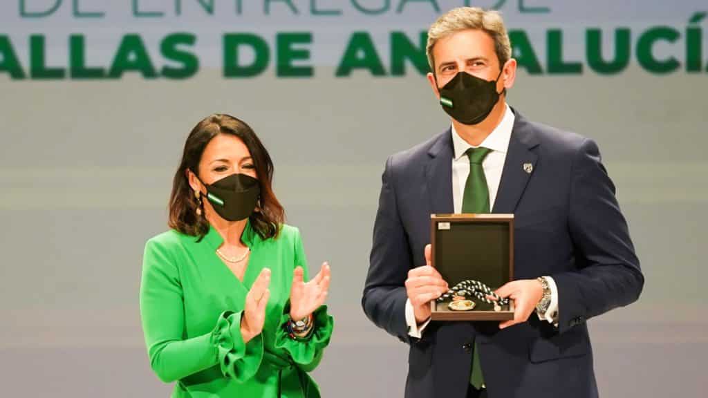 José María Mancheño, presidente de la FAC, recoge la medalla. © FAC