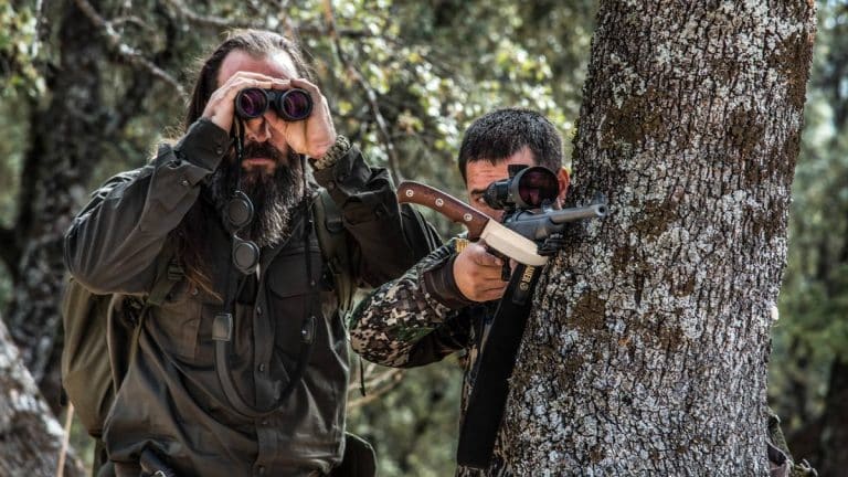 Dos cazadores durante un rececho. © Ángel Vidal