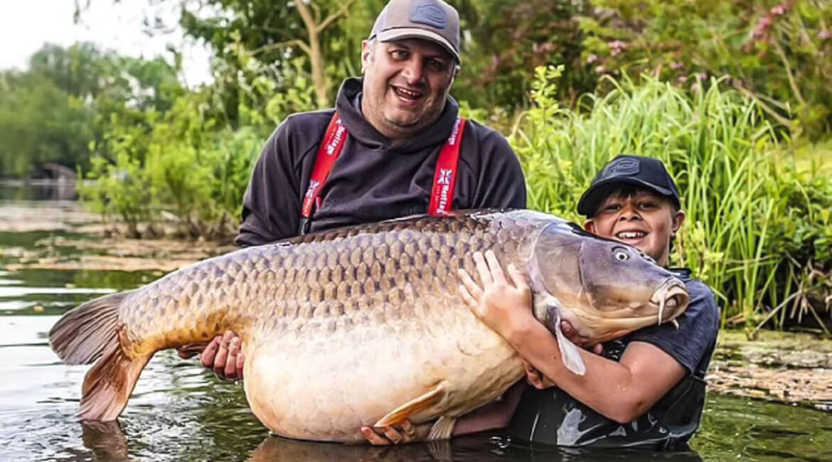 Un niño de 11 años pesca una enorme carpa de 44 kilos, una de las más grandes de Europa