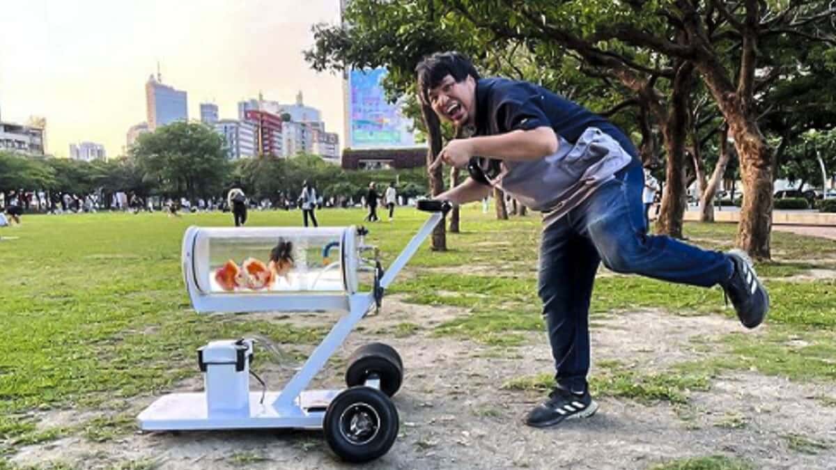 Un ‘youtuber’ fabrica una pecera especial para poder pasear a sus peces