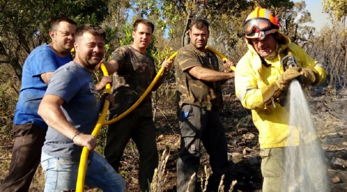 Mientras PACMA «manda todo su apoyo» a los bomberos de los incendios, los cazadores van allí a ayudarlos