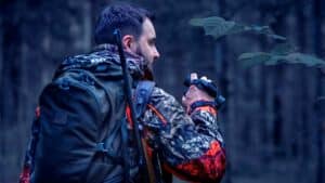 ¿Es legal cazar con visión nocturna o térmica en mi comunidad?