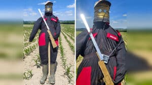 Un agricultor crea un espantapájaros con forma de cazador para proteger sus campos de maíz