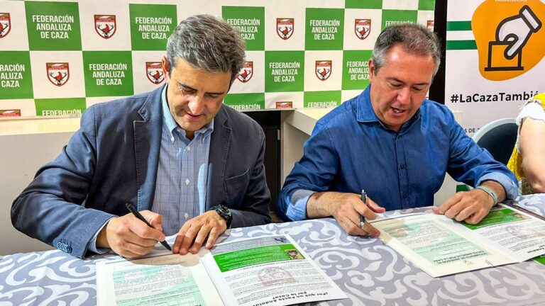 José María Mancheños, presidente de la FAC, y Juan Espadas, candidato del PSOE a la presidencia de Andalucía