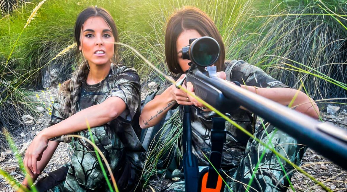 Dos mujeres cazadoras durante un rececho.