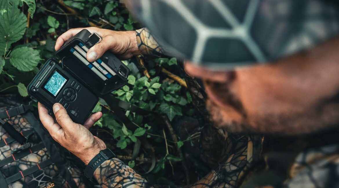 Un cazador con su cámara trampa.