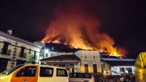 Arde el Parque Nacional de Monfragüe y las llamas avanzan en Las Hurdes y Las Batuecas