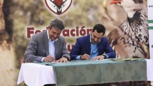 Juanma Moreno se compromete a cumplir el protocolo firmado con la FAC en defensa de la caza