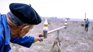 Este es el curioso método de un veterano agricultor con el que nivelaba los campos de regadío