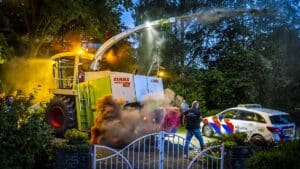 Agricultores y ganaderos esparcen estiércol frente a la casa de una ministra ecologista en Holanda