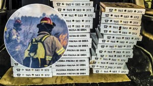 Un club de cazadores hace un pedido de 60 pizzas para los bomberos que luchan en un incendio de Alicante