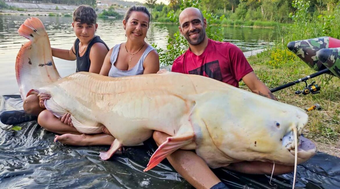 Duan con su familia tras lograr pescar al monstruo blanco.