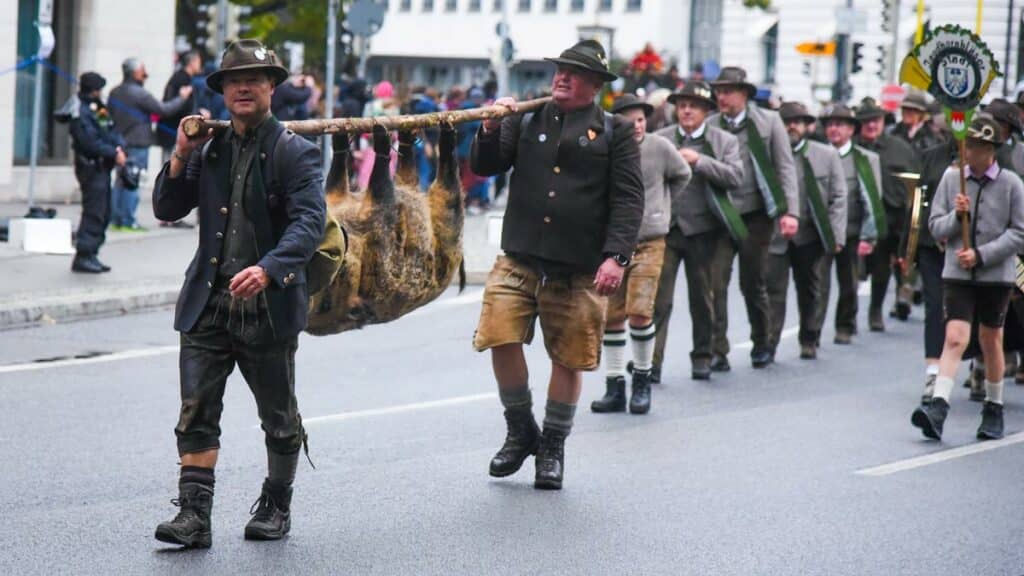 Así respetan y aplauden a los cazadores en las calles de Alemania durante el Oktoberfest