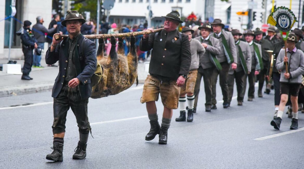 Así respetan y aplauden a los cazadores en las calles de Alemania durante el Oktoberfest