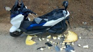 Una piara de jabalíes destroza una moto que contenía un melón bajo su asiento en Barcelona