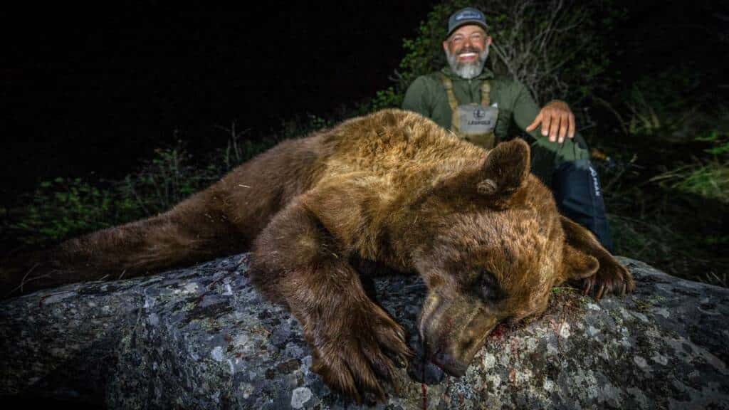 El compañero de cacería, con su oso.