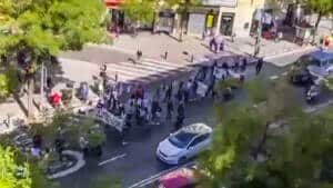 Cierran la calle Alcalá de Madrid para una manifestación anticaza y solo van 50 personas