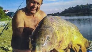 Un grupo de pescadores captura una carpa de más de 20 kilos y varios siluros enormes en Zaragoza