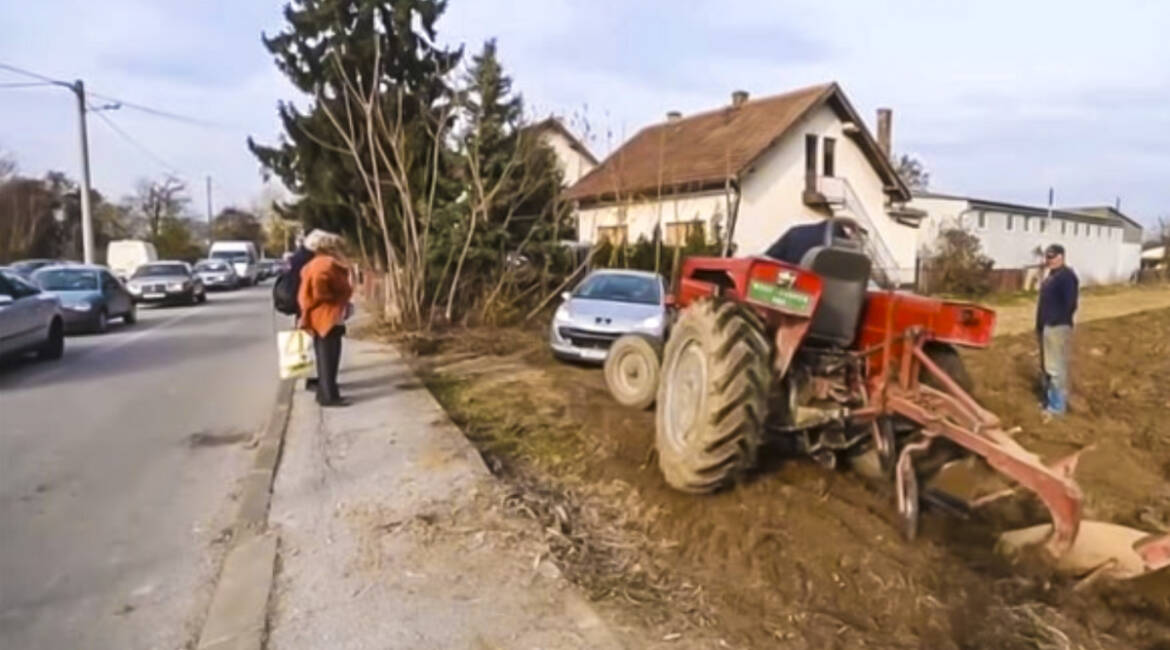 Un agricultor cabreado ara y deja atrapados unos coches que habían aparcado ilegalmente en sus tierras