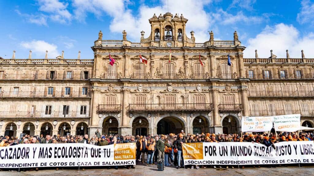 Salmantinos protestando contra la ley animalista en Salamanca. 