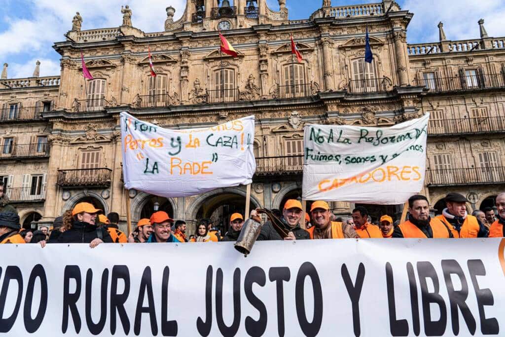 Salmantinos protestando contra la ley animalista en Salamanca. 
