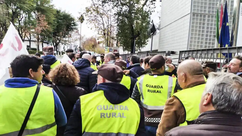 Los guardas rurales se concentran en Sevilla para protestar contra el intrusismo laboral y las agresiones que sufren.