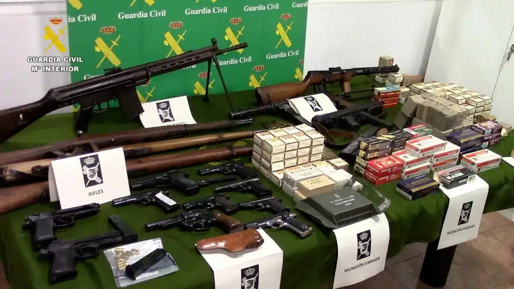 La Guardia Civil interviene 196 armas y 15.000 cartuchos a un vecino de Barcelona