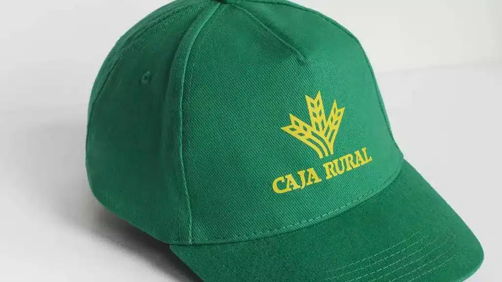 Una gorra de Caja Rural por 50 euros: la locura desatada por el mítico logo de la espiga