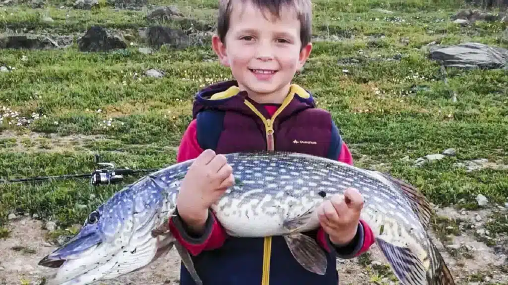 Este niño de cuatro años ha pescado su primer lucio: este magnífico ejemplar