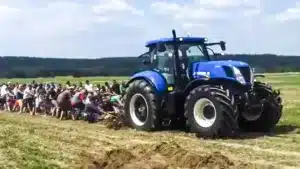 Un centenar de personas contra un tractor en el ‘juego de la soga’: ¿Quién ganará?