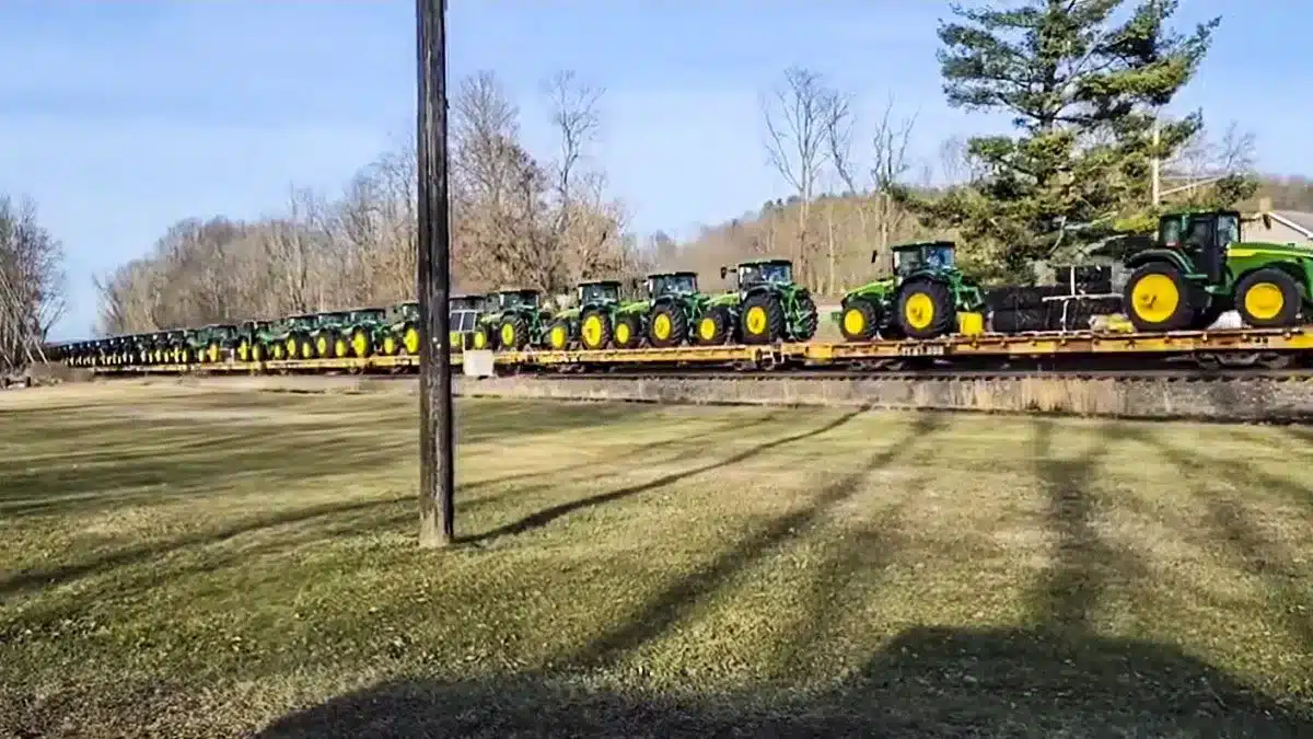 El sueño de cualquier agricultor: un tren interminable cargado con tantos  tractores John Deere que es imposible contarlos