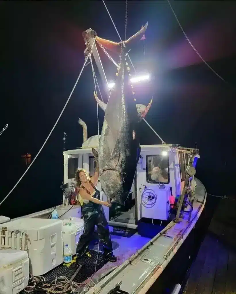 La pescadora posando con el enorme atún rojo