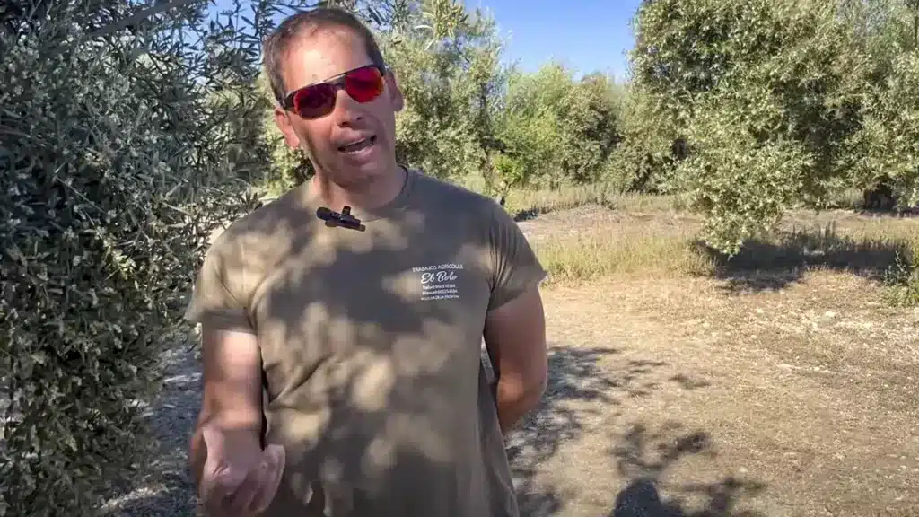 agricultor explica proyecto olivar caza